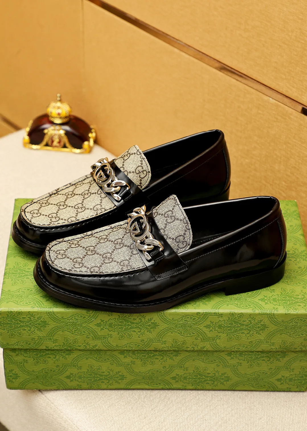 Men's shoes 💰480 💐 Product trademark: GUCCI "Gucci" casual leather shoes Regular size: 38-44 (45.46🉑️customized) Product materials: Selected imported first-layer calfskin embossed upper + luxury hardware buckle, imported water-dyed cowhide leather lining. Strong three-dimensional visual effect, original outsole color: 2 colors available
